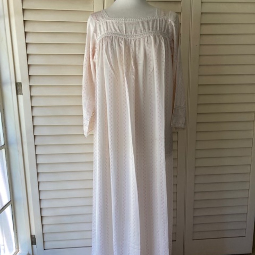 1970's Saks Fifth Avenue Floor Length Nightgown🤍